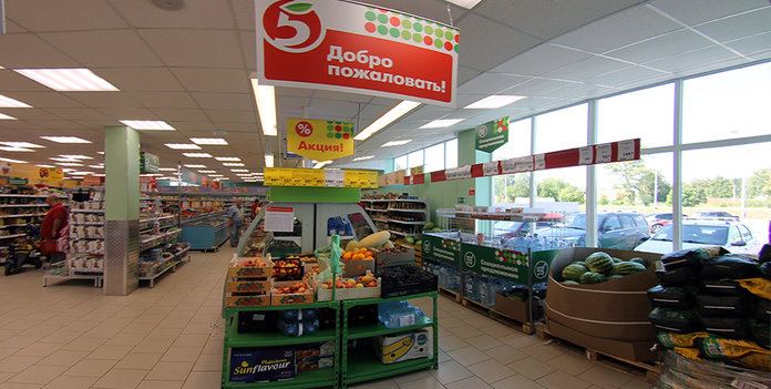 Сетевой магазин с витражом из металлоконструкций