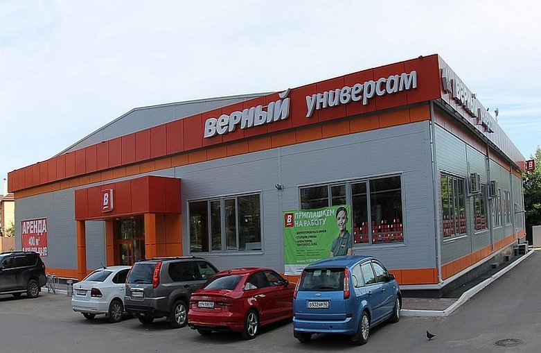 Многофункциональный магазин с асимметричными пролетами из металлоконструкций