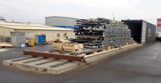 Погрузка быстровозводимых конструкций ЛСТК в контейнер на заводе "Андромета"
