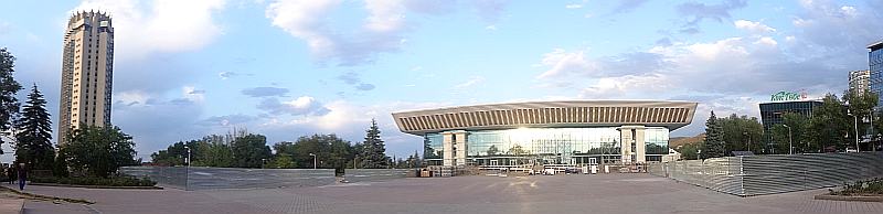 Визитные карточки города Алматы (слева направо): гостиница "Казахстан", Дворец Республики, канатная дорогоа Кок Тюбе.